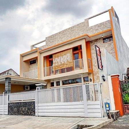 Avisha Guest House Syariah Malang Extérieur photo