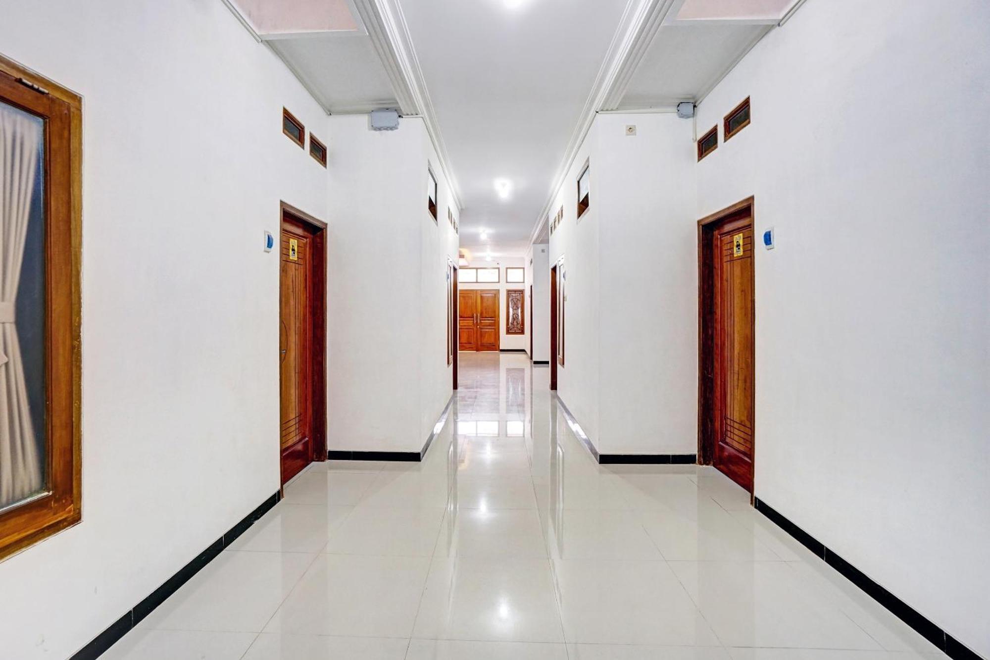 Avisha Guest House Syariah Malang Extérieur photo