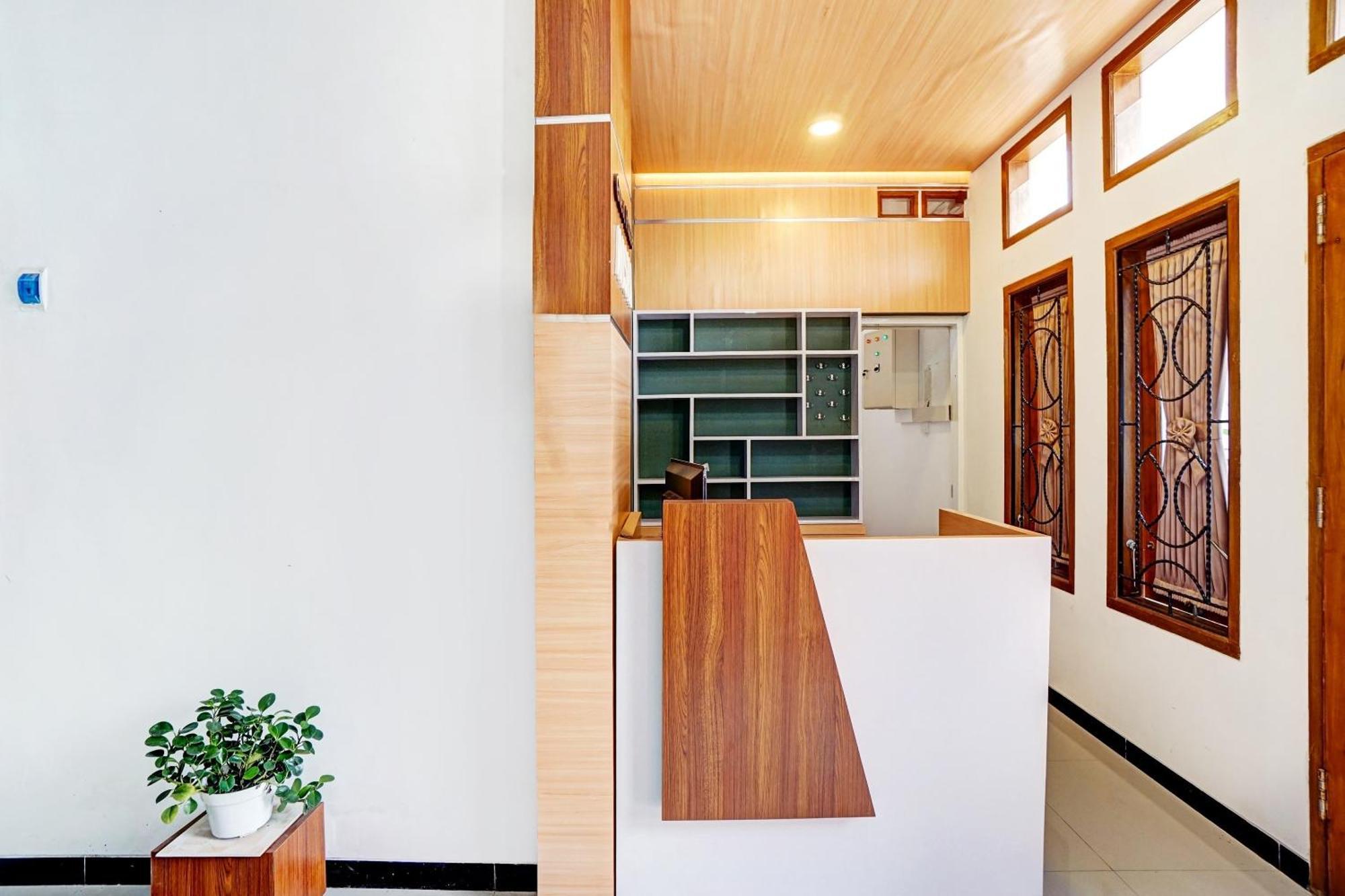 Avisha Guest House Syariah Malang Extérieur photo