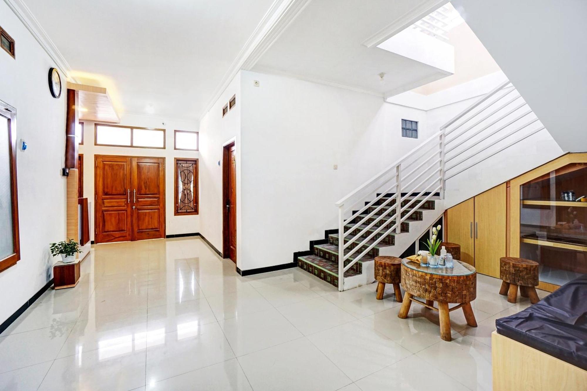 Avisha Guest House Syariah Malang Extérieur photo