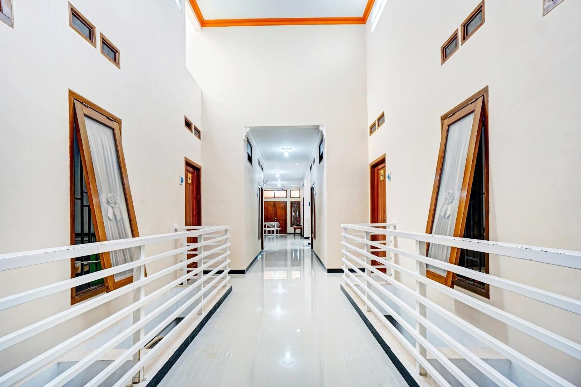 Avisha Guest House Syariah Malang Extérieur photo